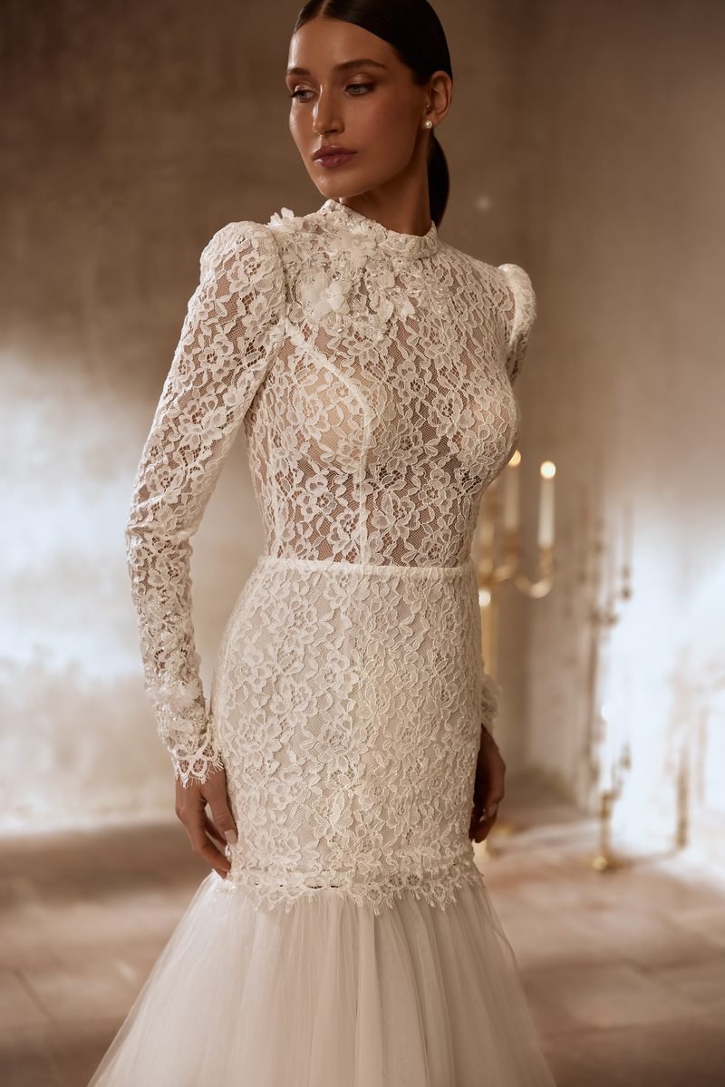 Robe de mariée deux en un, dentelle, manches longues, col montant et longue traîne — Chastity par Olya Mak, vue 2, showroom MADAMOON Paris 10e