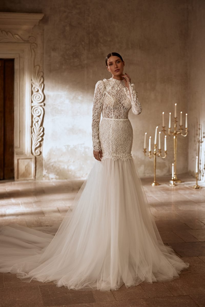 Robe de mariée deux en un, dentelle, manches longues, col montant et longue traîne — Chastity par Olya Mak, vue 3, showroom MADAMOON Paris 10e
