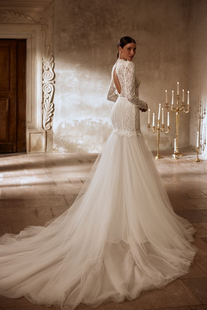 Robe de mariée deux en un, dentelle, manches longues, col montant et longue traîne — Chastity par Olya Mak, vue 4, showroom MADAMOON Paris 10e