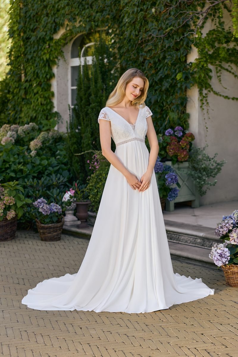 Robe de mariée robe de mariée femme enceinte — élégante, fluide et confortable — Mathilda par Monica Loretti, showroom MADAMOON Paris 10e