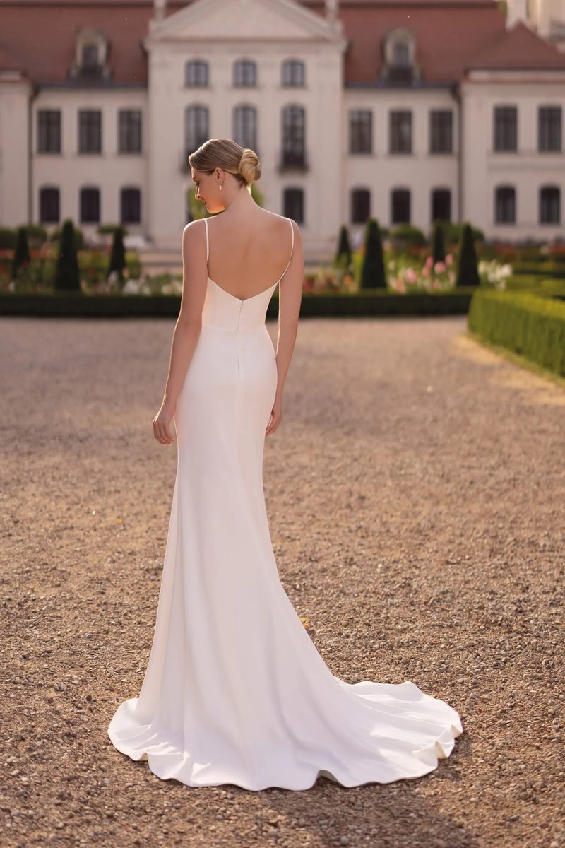 Robe de mariée sirène, crêpe léger, fente, minimaliste — Milan par Monica Loretti, vue 3, showroom MADAMOON Paris 10e
