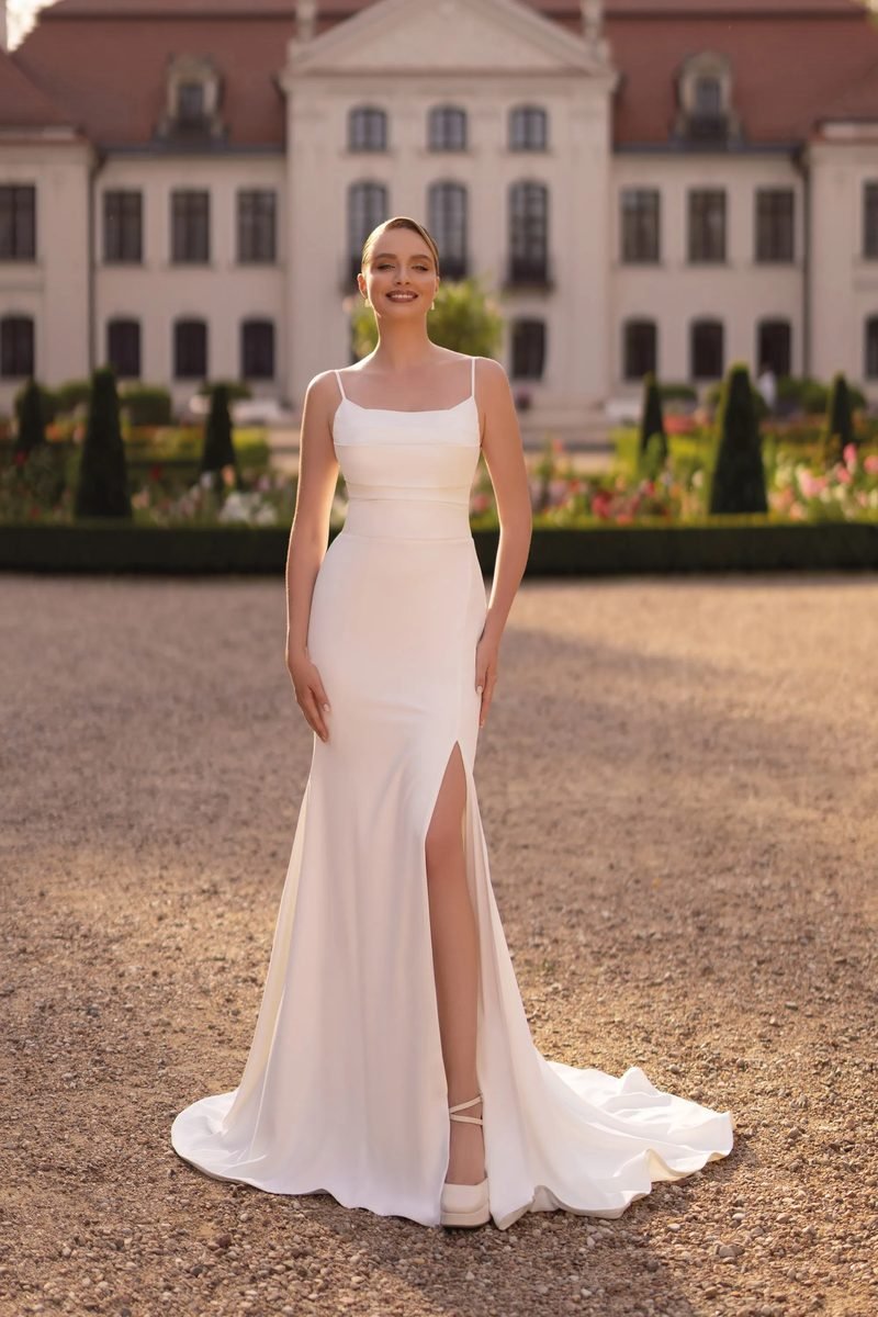 Robe de mariée sirène, crêpe léger, fente, minimaliste — Milan par Monica Loretti, vue 4, showroom MADAMOON Paris 10e
