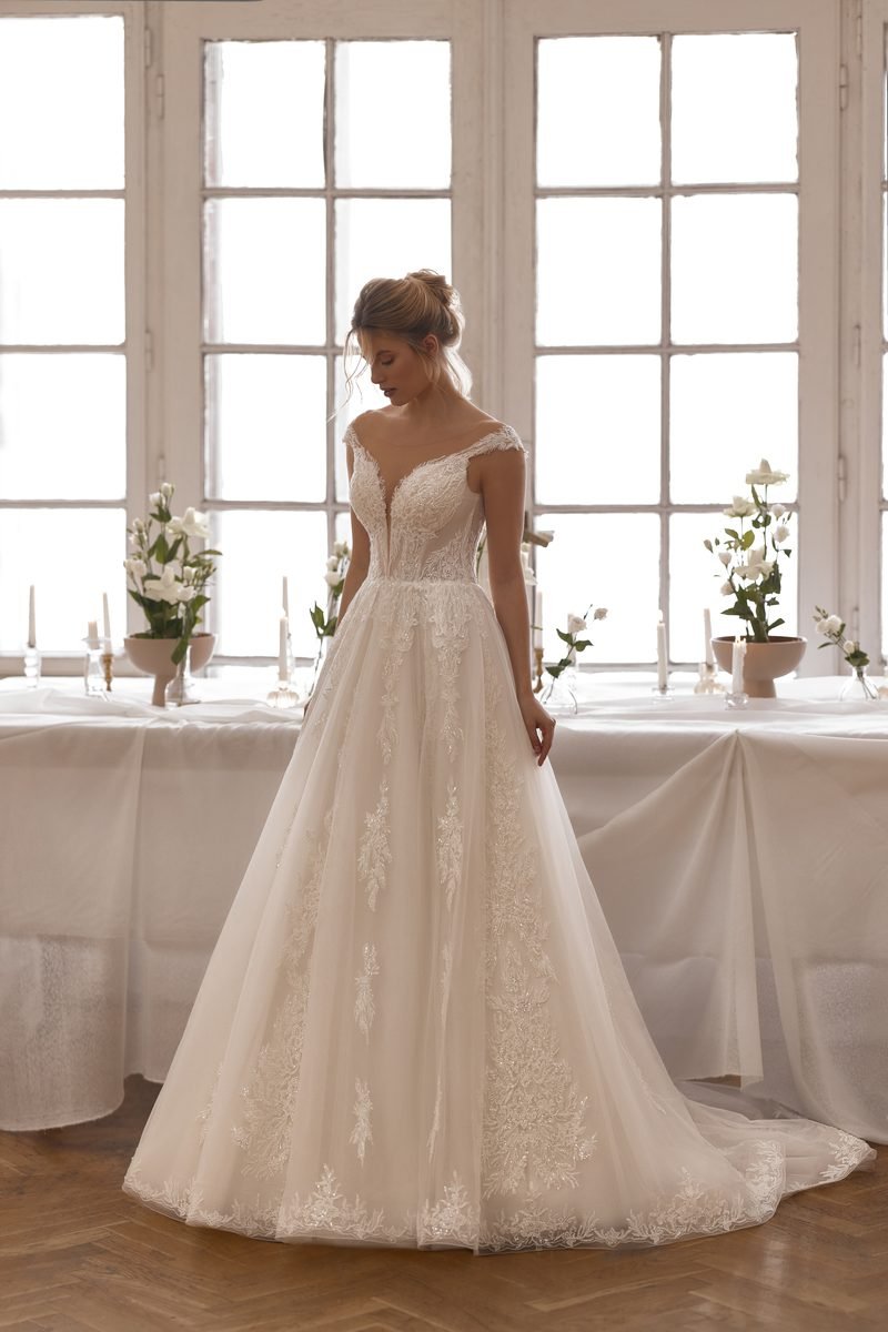 Robe de mariée princesse en dentelle, décolleté plongeant — modèle Amandine, showroom MADAMOON Paris 10e