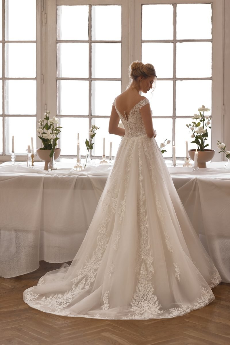 Robe de mariée princesse en dentelle, décolleté plongeant — modèle Amandine, vue 2, showroom MADAMOON Paris 10e