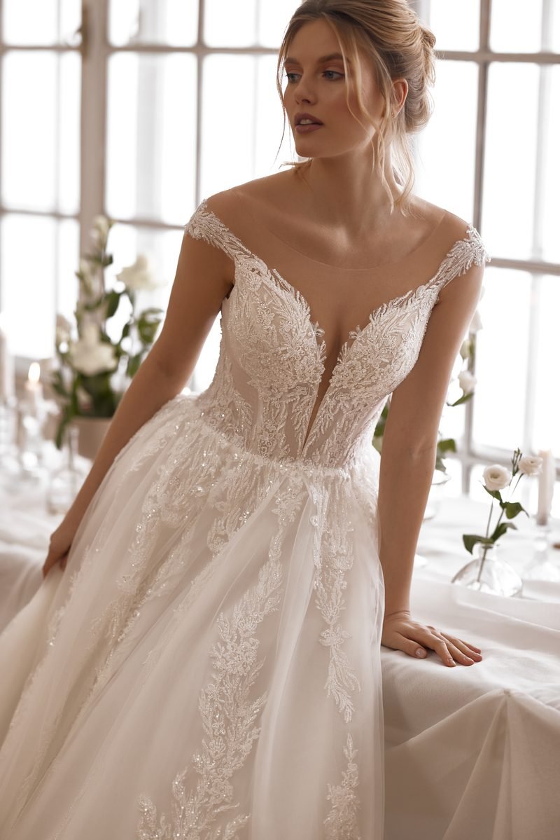 Robe de mariée princesse en dentelle, décolleté plongeant — modèle Amandine, vue 3, showroom MADAMOON Paris 10e
