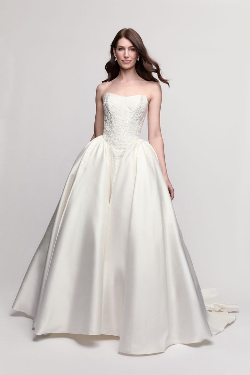 Robe de mariée princesse, mikado brodé de fleurs de perles — Fern par Watters Designs, showroom MADAMOON Paris 10e