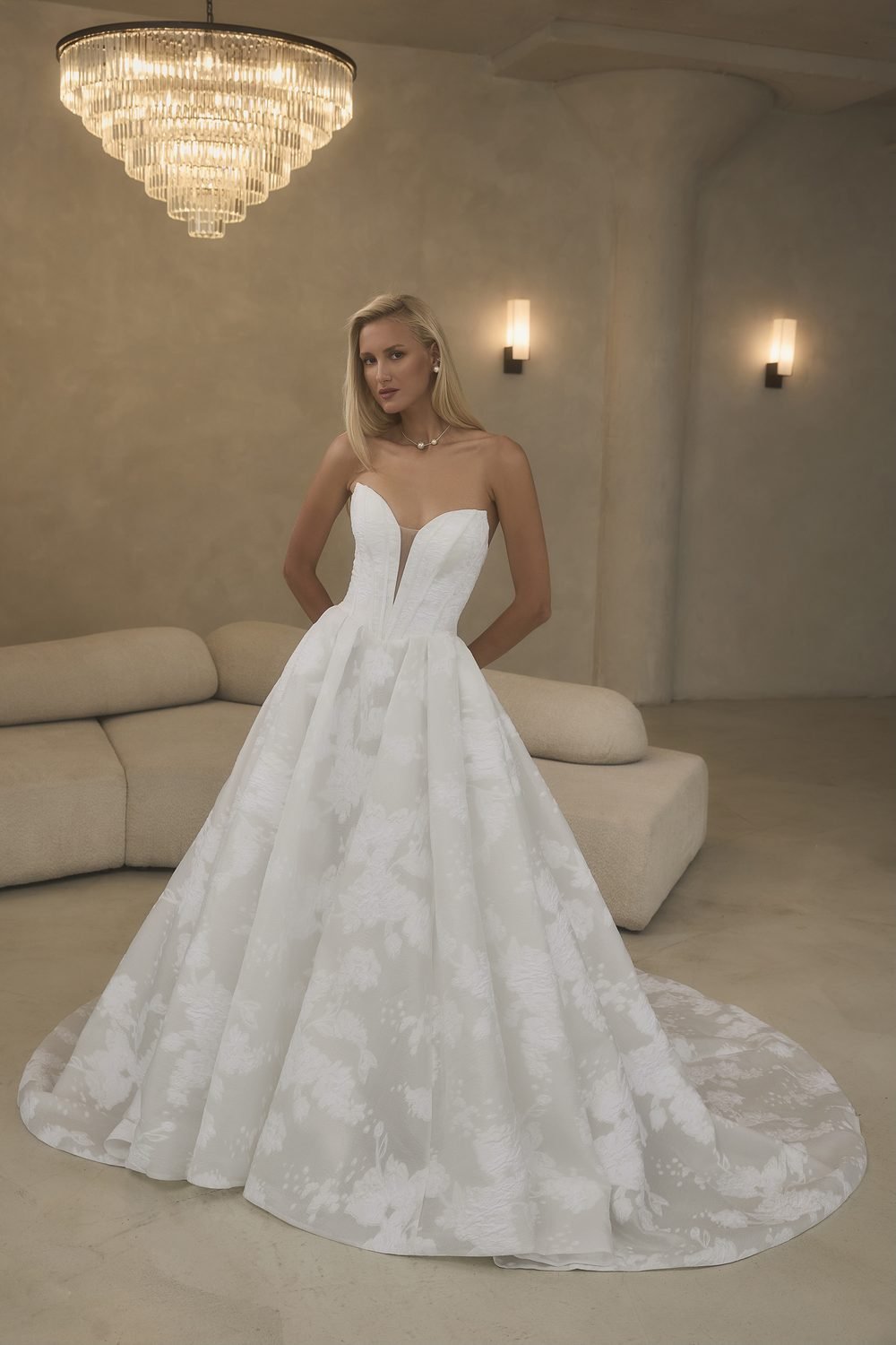 Robe de mariée princesse bustier en jacquard, corset taille basque en pointe — Guinevere par Casablanca Bridal, showroom MADAMOON Paris 10e