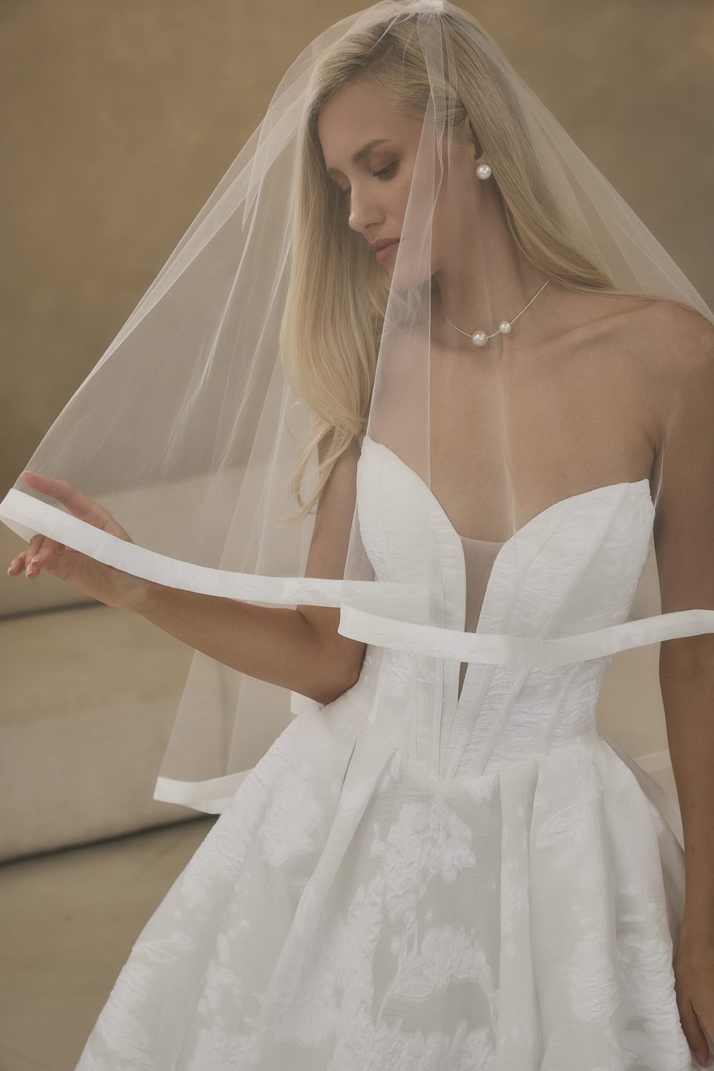 Robe de mariée princesse bustier en jacquard, corset taille basque en pointe — Guinevere par Casablanca Bridal, vue 10, showroom MADAMOON Paris 10e
