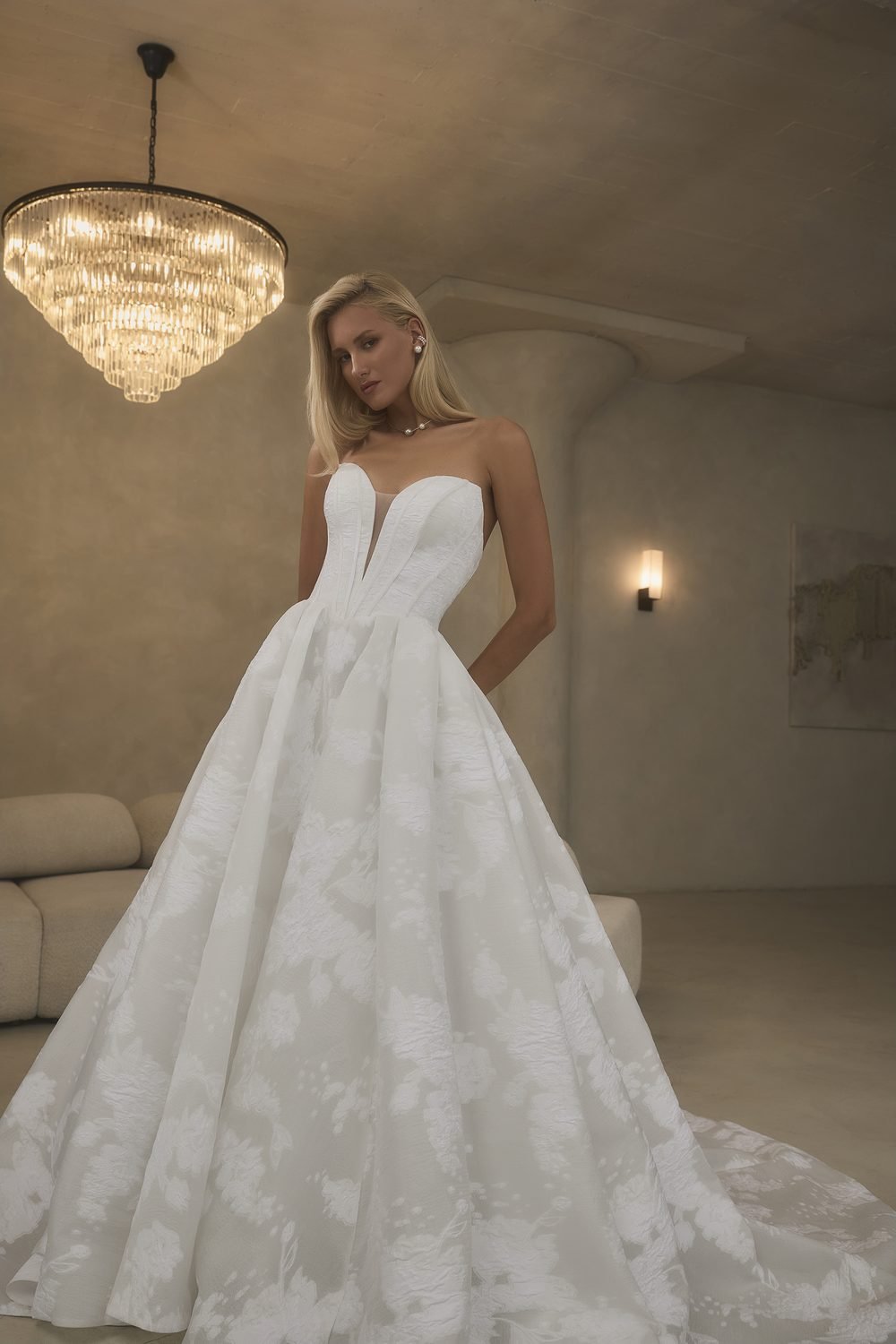 Robe de mariée princesse bustier en jacquard, corset taille basque en pointe — Guinevere par Casablanca Bridal, vue 2, showroom MADAMOON Paris 10e