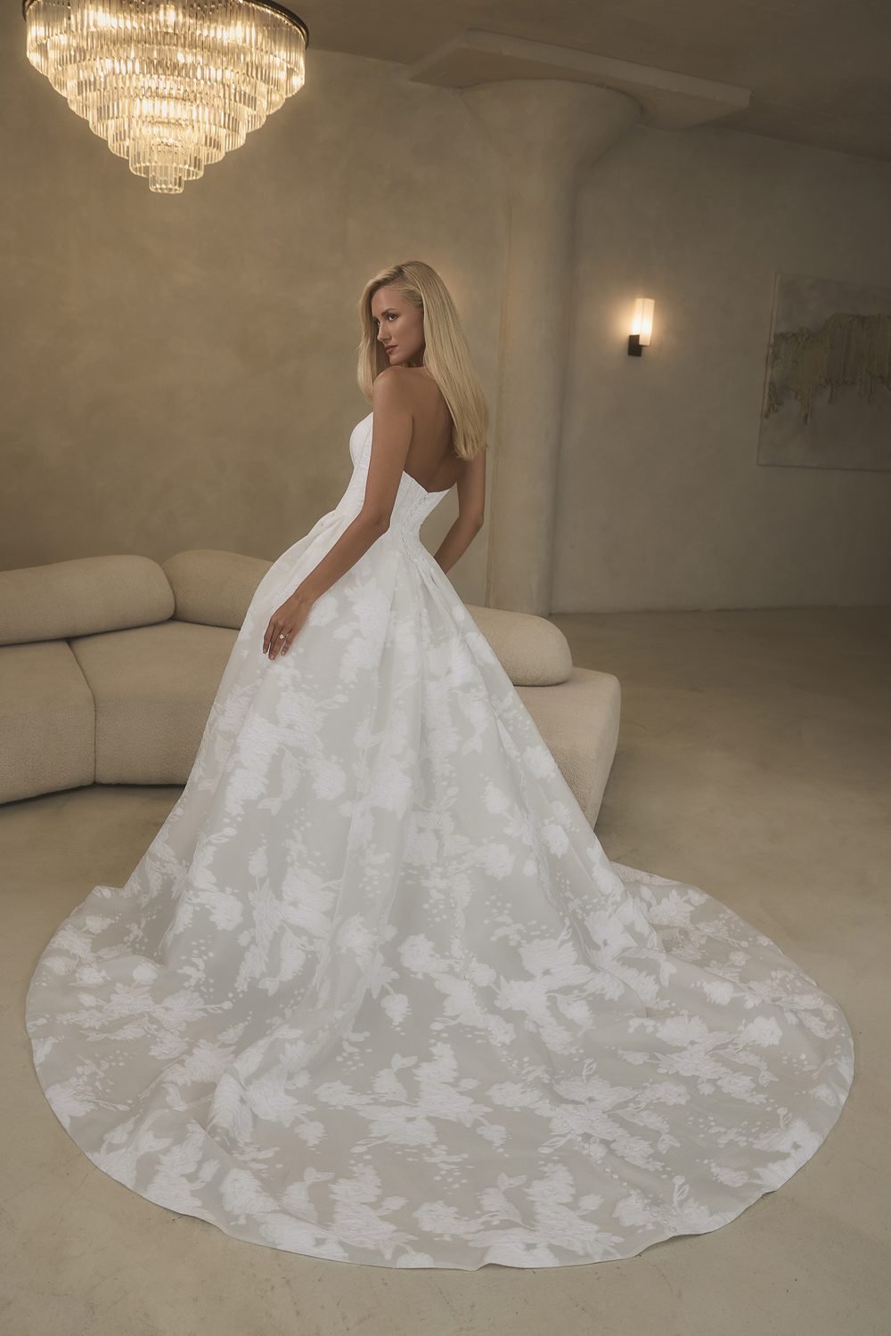 Robe de mariée princesse bustier en jacquard, corset taille basque en pointe — Guinevere par Casablanca Bridal, vue 3, showroom MADAMOON Paris 10e