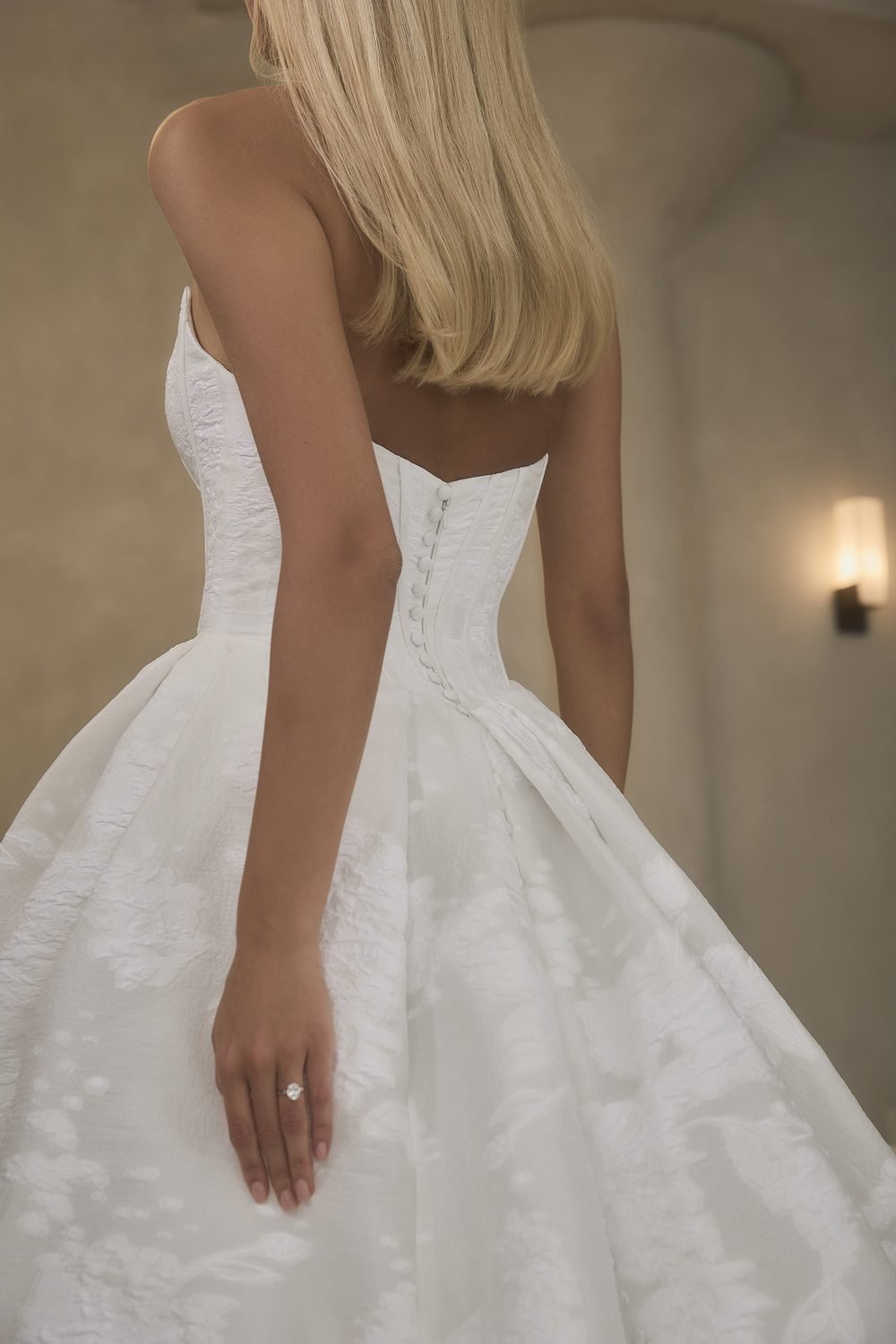 Robe de mariée princesse bustier en jacquard, corset taille basque en pointe — Guinevere par Casablanca Bridal, vue 4, showroom MADAMOON Paris 10e