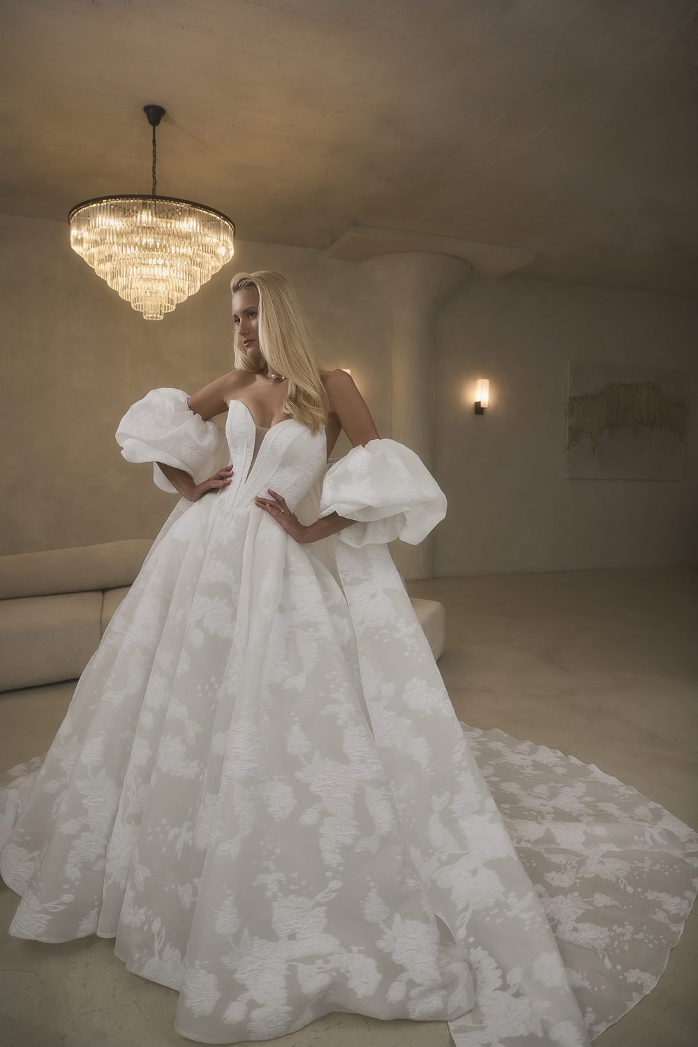 Robe de mariée princesse bustier en jacquard, corset taille basque en pointe — Guinevere par Casablanca Bridal, vue 5, showroom MADAMOON Paris 10e