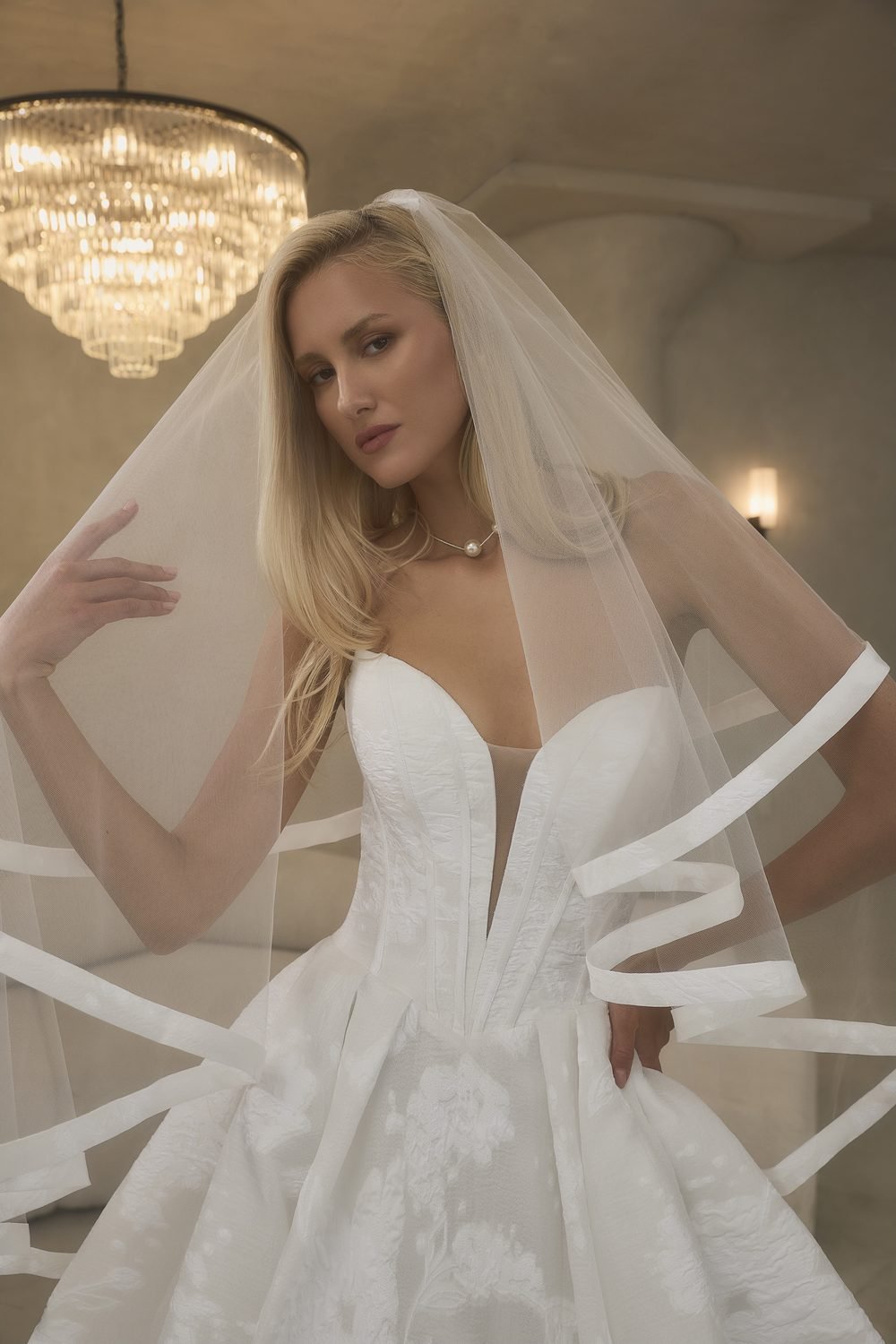Robe de mariée princesse bustier en jacquard, corset taille basque en pointe — Guinevere par Casablanca Bridal, vue 9, showroom MADAMOON Paris 10e