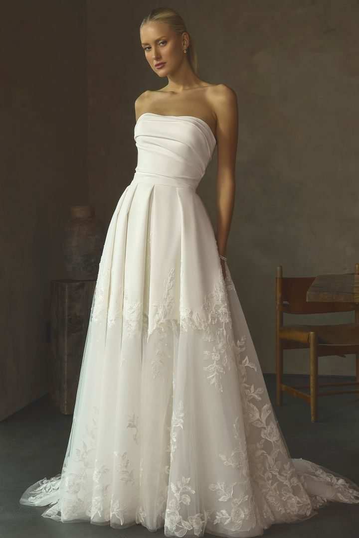 Robe de mariée princesse ou trapèze en satin mat et dentelle — Hayes par Casablanca Bridal, showroom MADAMOON Paris 10e