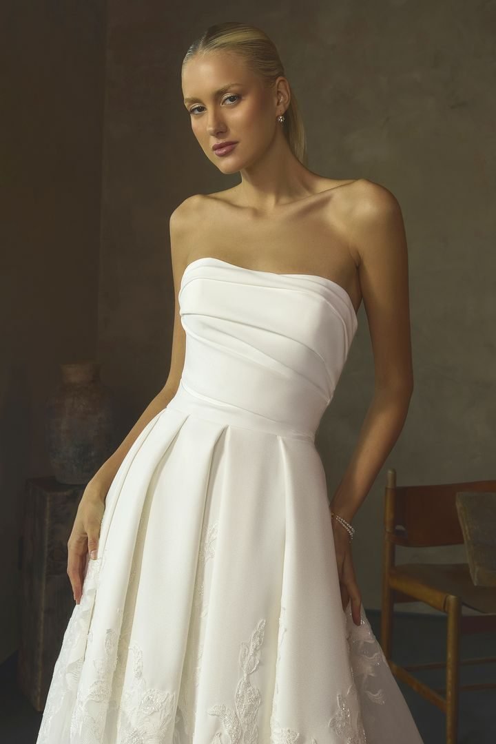 Robe de mariée princesse ou trapèze en satin mat et dentelle — Hayes par Casablanca Bridal, vue 2, showroom MADAMOON Paris 10e