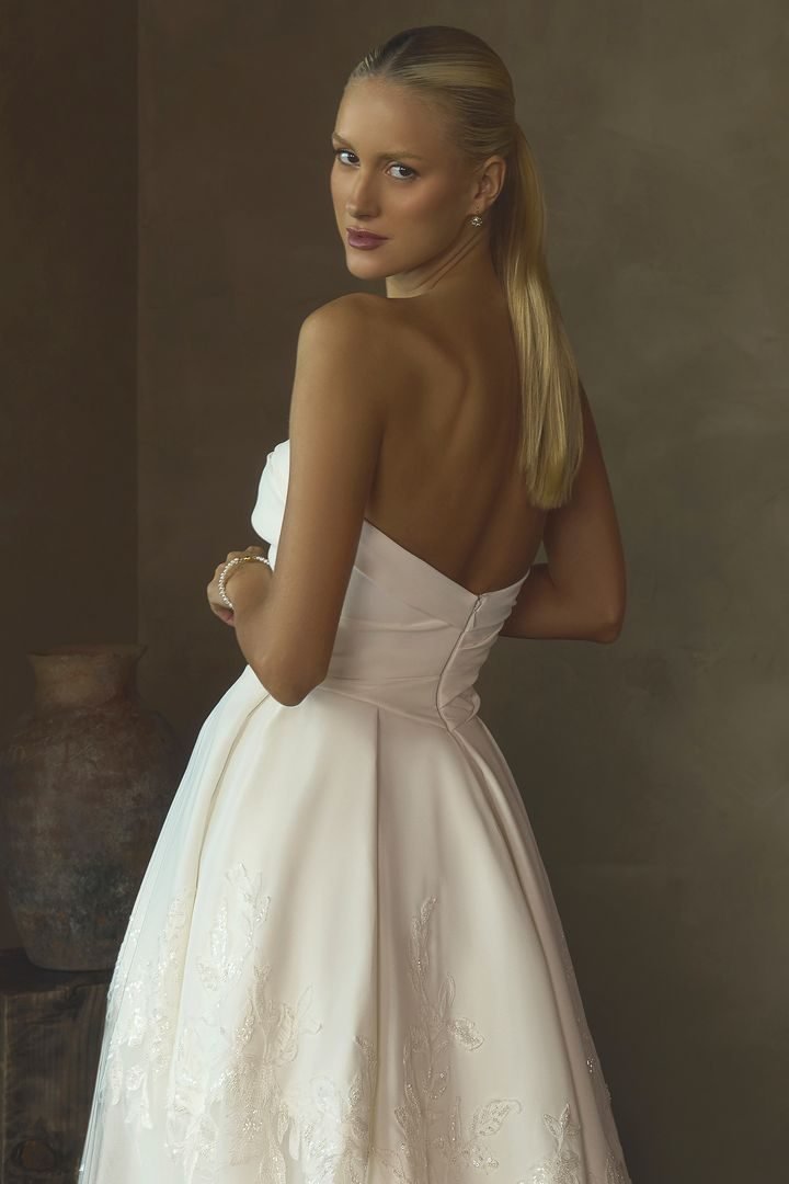 Robe de mariée princesse ou trapèze en satin mat et dentelle — Hayes par Casablanca Bridal, vue 3, showroom MADAMOON Paris 10e