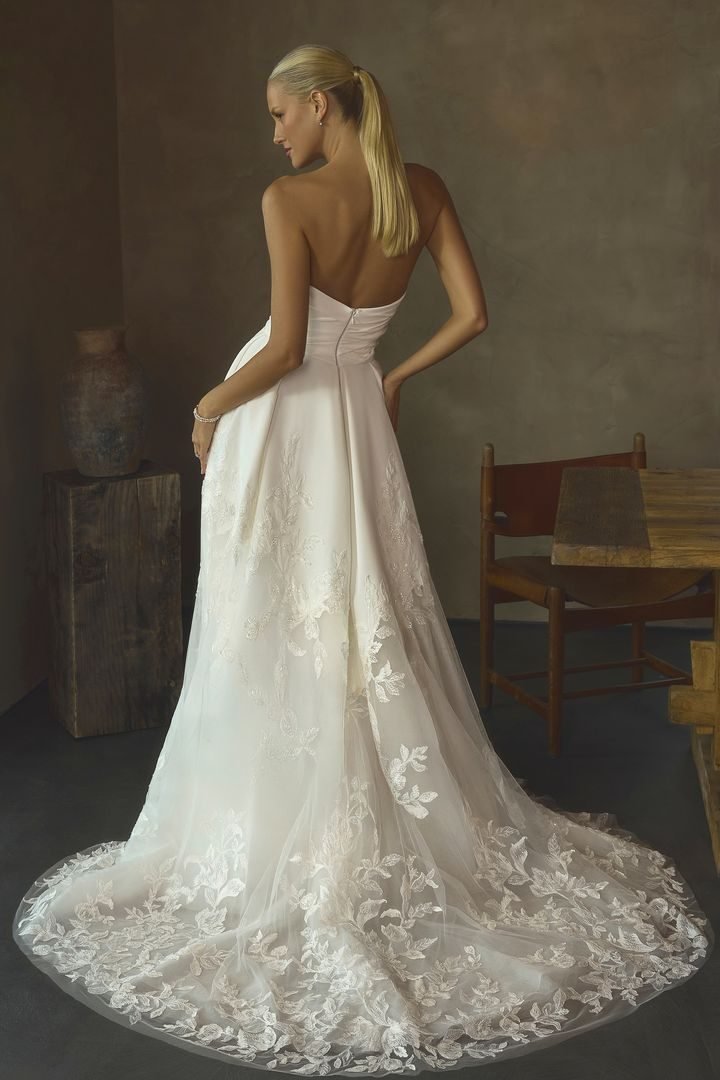 Robe de mariée princesse ou trapèze en satin mat et dentelle — Hayes par Casablanca Bridal, vue 4, showroom MADAMOON Paris 10e