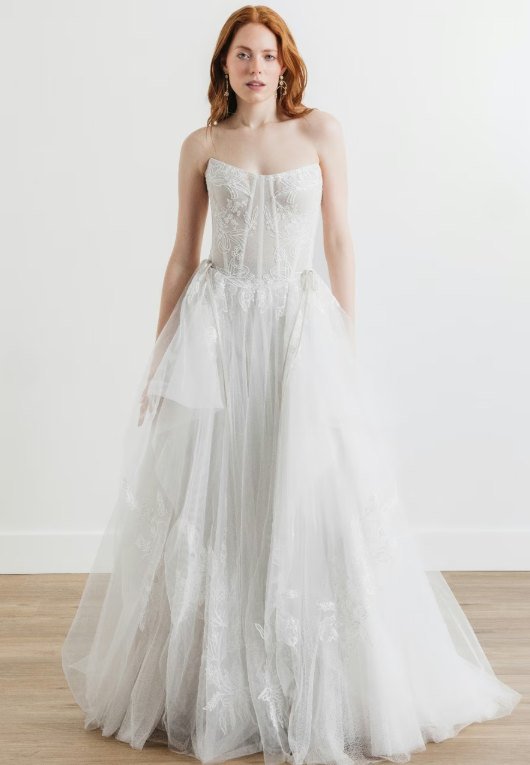 Robe de mariée trapèze à taille basse, dentelle Cassie et rubans de velours — Mitra par Watters Designs, showroom MADAMOON Paris 10e