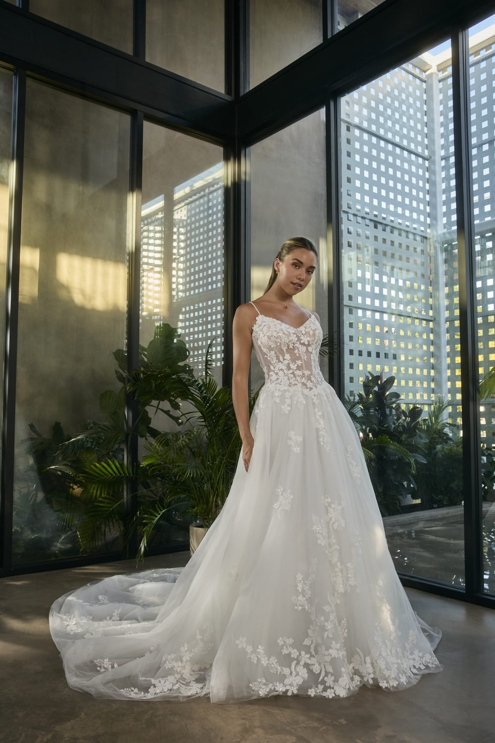 Robe de mariée princesse avec taille basque en organza et tulle, dentelle florale — Santana par Casablanca Bridal, showroom MADAMOON Paris 10e