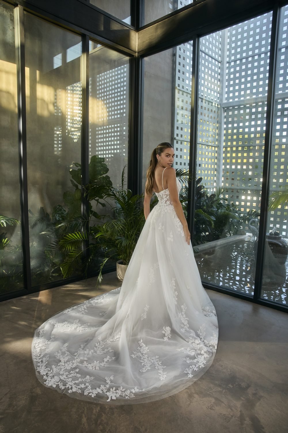 Robe de mariée princesse avec taille basque en organza et tulle, dentelle florale — Santana par Casablanca Bridal, vue 3, showroom MADAMOON Paris 10e