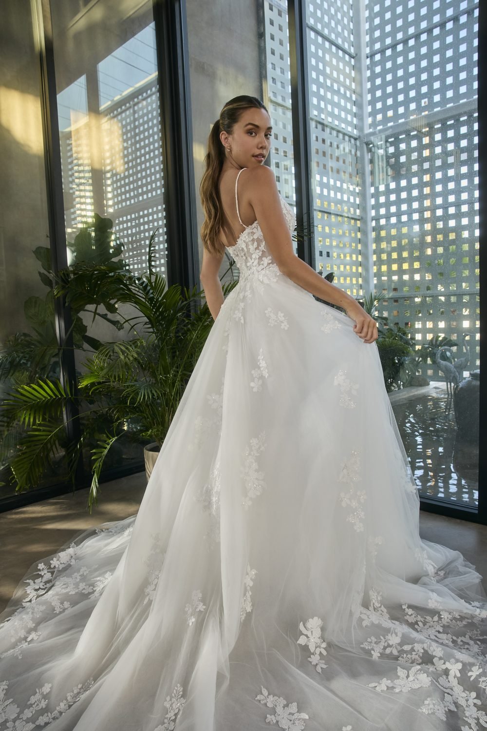 Robe de mariée princesse avec taille basque en organza et tulle, dentelle florale — Santana par Casablanca Bridal, vue 4, showroom MADAMOON Paris 10e