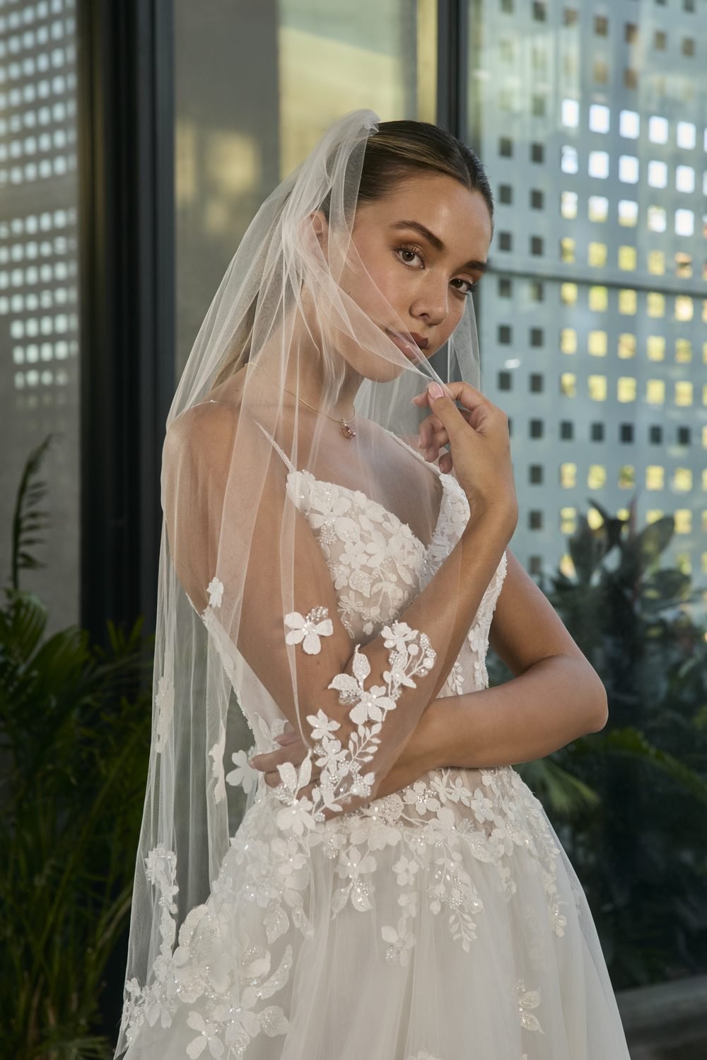 Robe de mariée princesse avec taille basque en organza et tulle, dentelle florale — Santana par Casablanca Bridal, vue 5, showroom MADAMOON Paris 10e