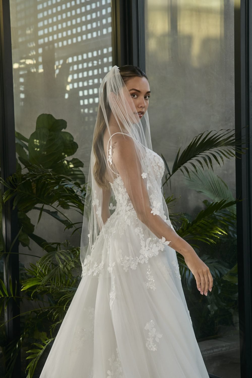Robe de mariée princesse avec taille basque en organza et tulle, dentelle florale — Santana par Casablanca Bridal, vue 6, showroom MADAMOON Paris 10e