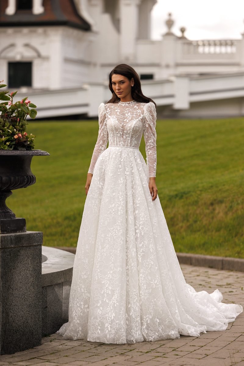 Robe de mariée dentelle brodée, dos nu, manches longues et silhouette princesse — Seraphina par Olya Mak, showroom MADAMOON Paris 10e