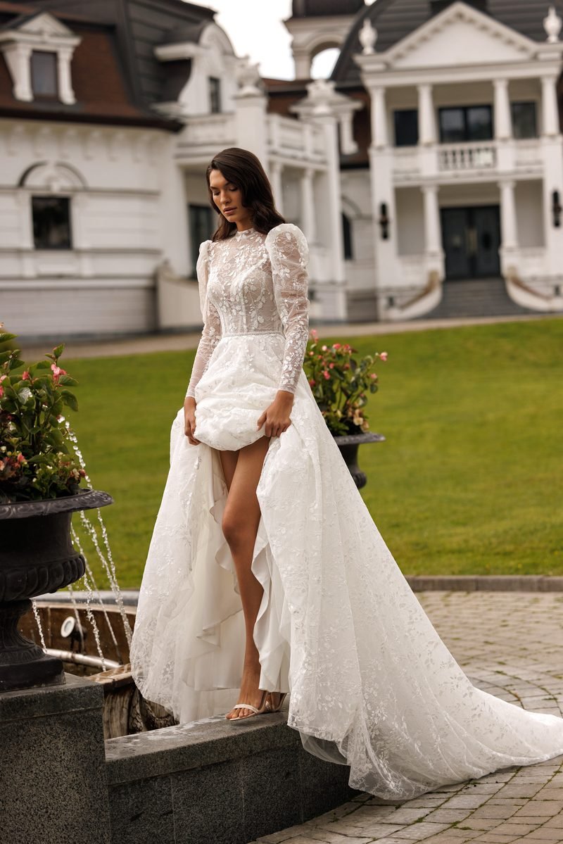 Robe de mariée dentelle brodée, dos nu, manches longues et silhouette princesse — Seraphina par Olya Mak, showroom MADAMOON Paris 10e