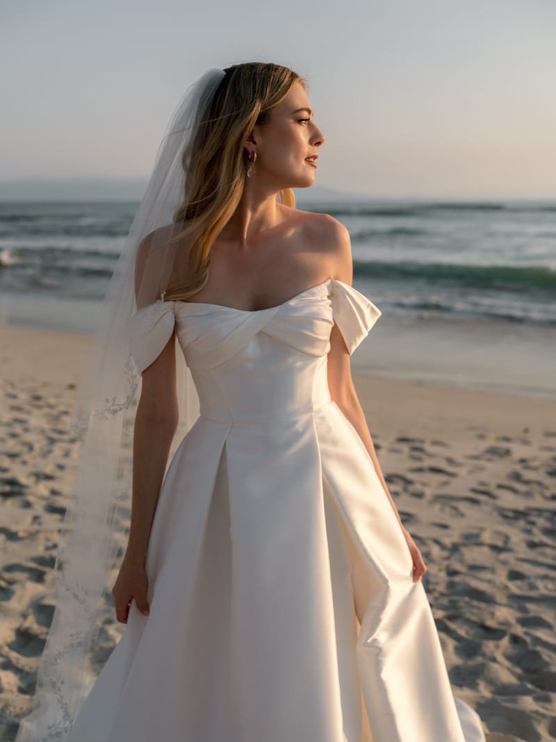 Robe de mariée princesse, en mikado ou en jacquard, épaules dénudées — Trinity par Watters Designs, showroom MADAMOON Paris 10e