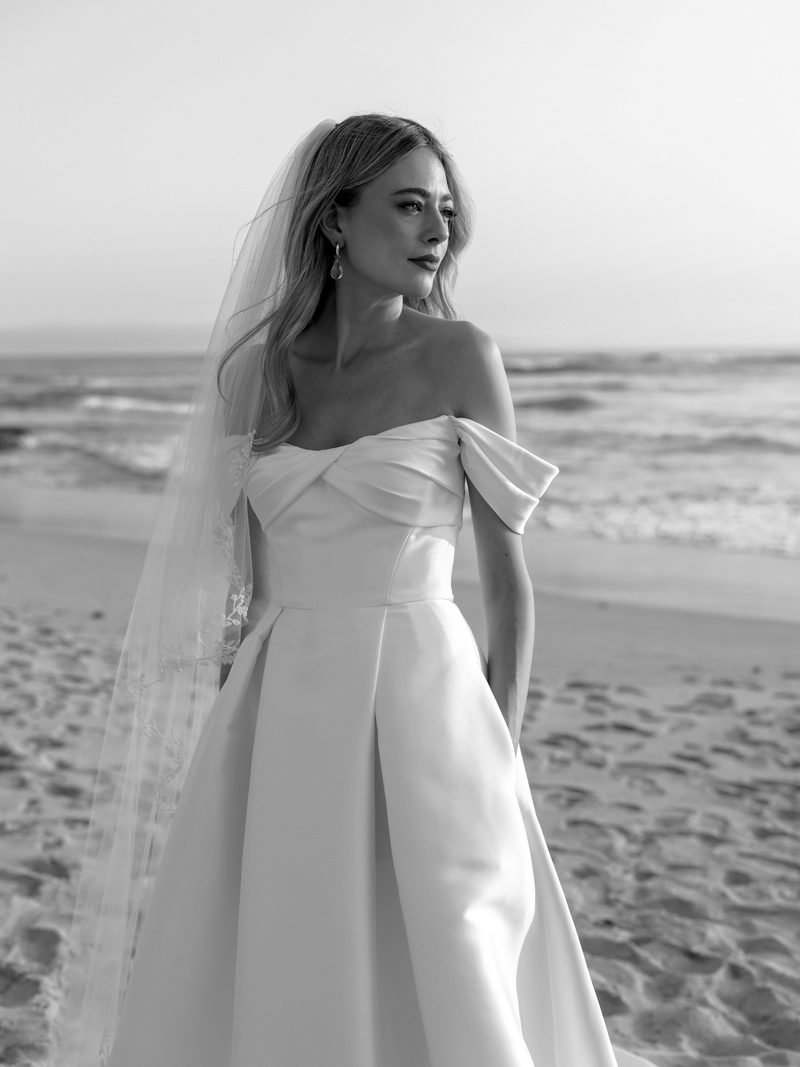 Robe de mariée princesse, en mikado ou en jacquard, épaules dénudées — Trinity par Watters Designs, vue 11, showroom MADAMOON Paris 10e