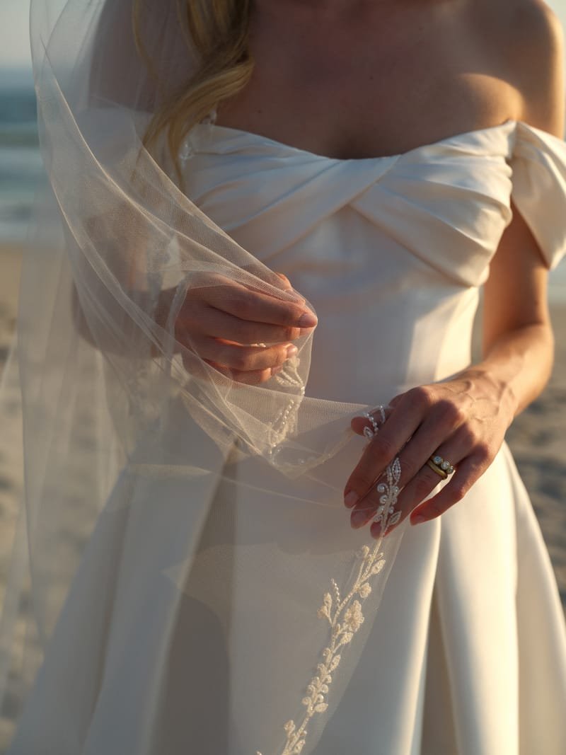 Robe de mariée princesse, en mikado ou en jacquard, épaules dénudées — Trinity par Watters Designs, vue 3, showroom MADAMOON Paris 10e