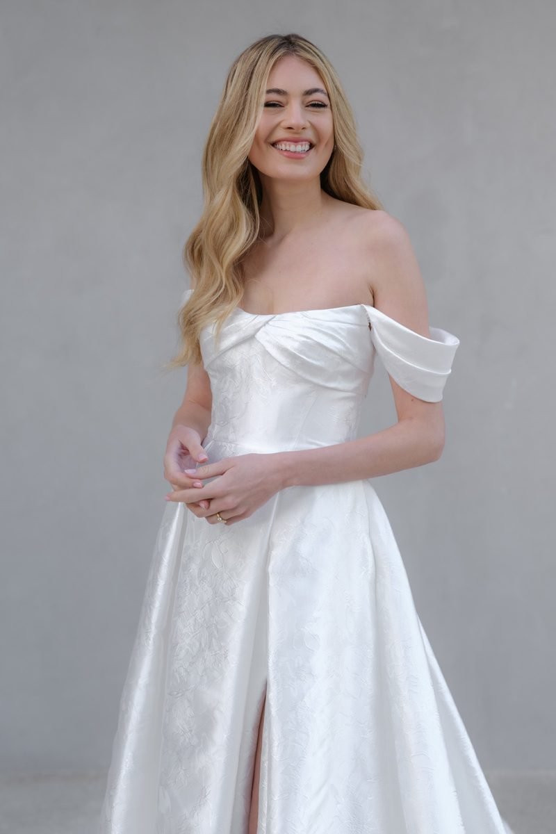 Robe de mariée princesse, en mikado ou en jacquard, épaules dénudées — Trinity par Watters Designs, vue 4, showroom MADAMOON Paris 10e