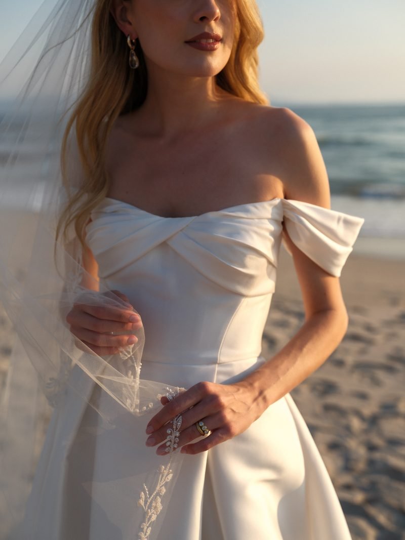 Robe de mariée princesse, en mikado ou en jacquard, épaules dénudées — Trinity par Watters Designs, vue 7, showroom MADAMOON Paris 10e