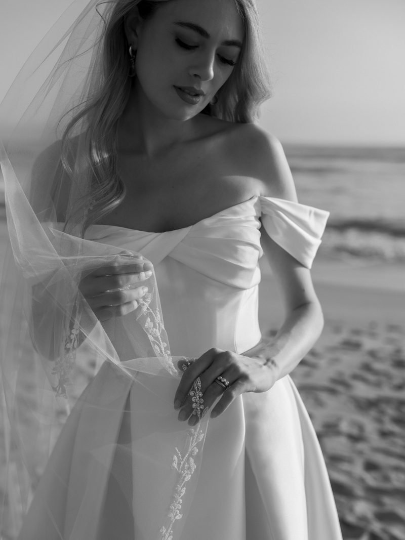 Robe de mariée princesse, en mikado ou en jacquard, épaules dénudées — Trinity par Watters Designs, vue 8, showroom MADAMOON Paris 10e