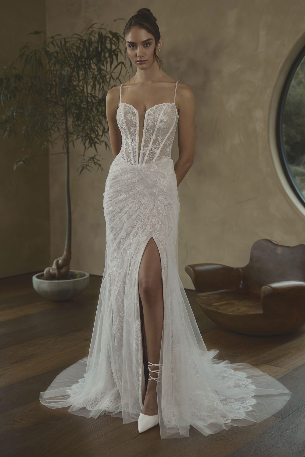 Robe de mariée sirène en dentelle et tulle scintillant — Aleida par Casablanca Bridal, showroom MADAMOON Paris 10e