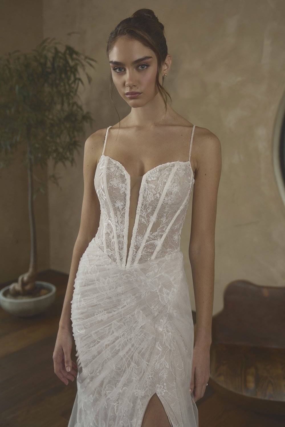 Robe de mariée sirène en dentelle et tulle scintillant — Aleida par Casablanca Bridal, vue 2, showroom MADAMOON Paris 10e