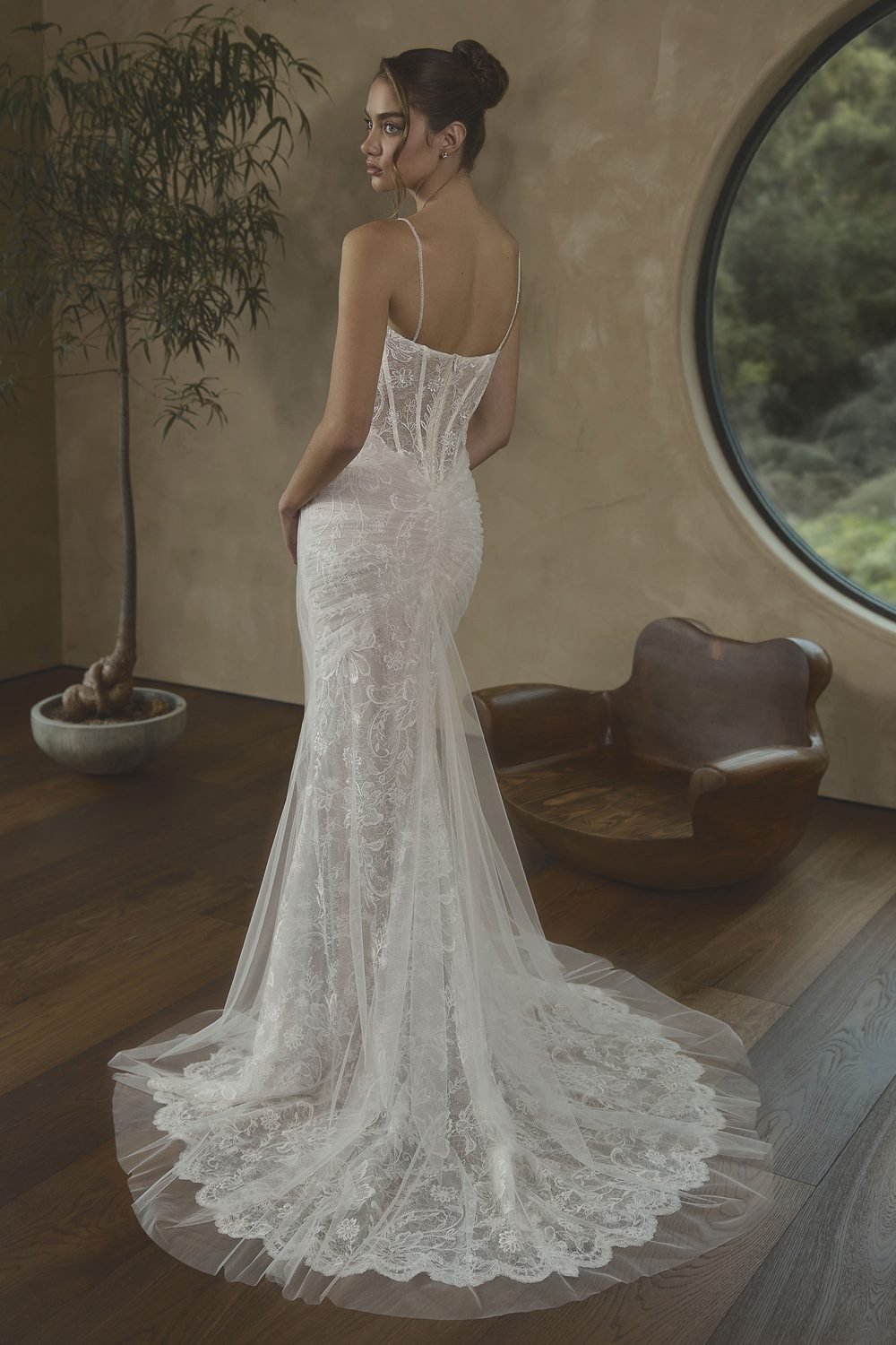 Robe de mariée sirène en dentelle et tulle scintillant — Aleida par Casablanca Bridal, vue 3, showroom MADAMOON Paris 10e