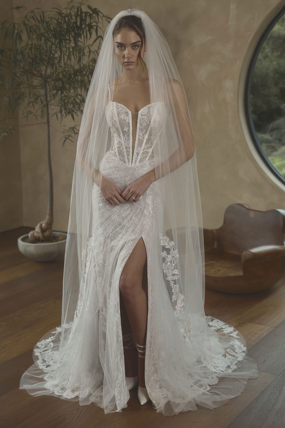 Robe de mariée sirène en dentelle et tulle scintillant — Aleida par Casablanca Bridal, vue 5, showroom MADAMOON Paris 10e