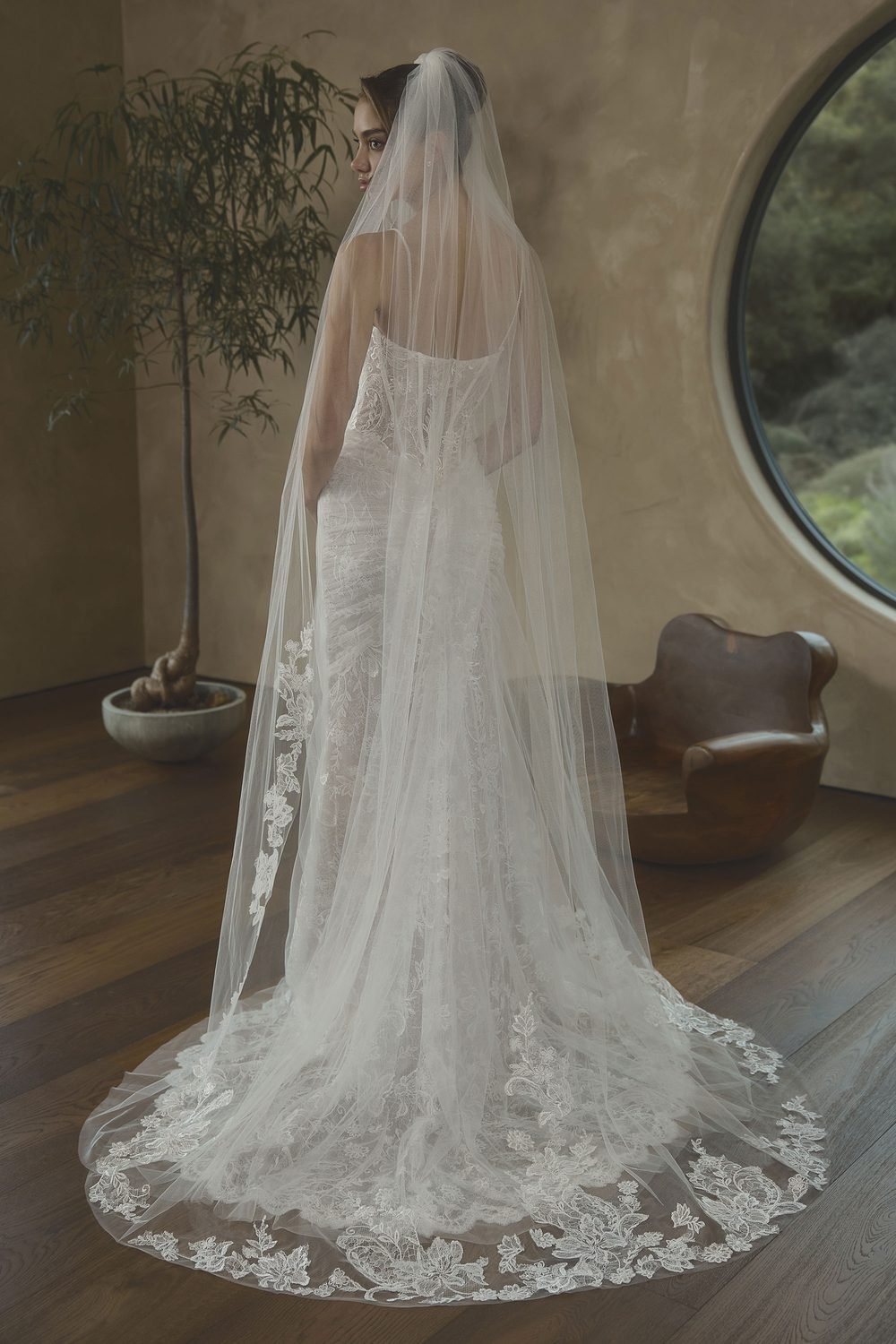 Robe de mariée sirène en dentelle et tulle scintillant — Aleida par Casablanca Bridal, vue 6, showroom MADAMOON Paris 10e