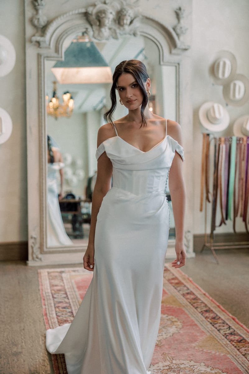 Robe de mariée coupe droite ou sirène en charmeuse, boutons sur le côté — Amaryllis par Watters Designs, showroom MADAMOON Paris 10e