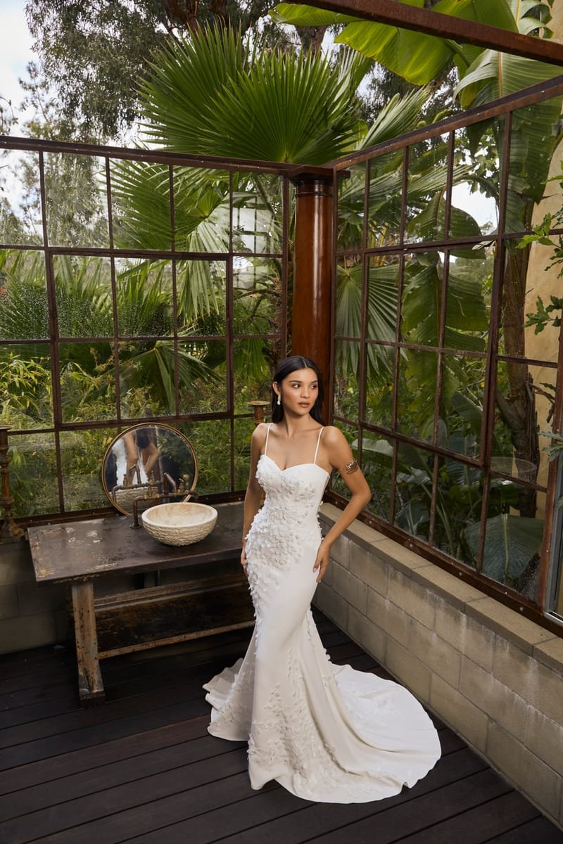 Robe de mariée sirène en satin mat, pétales de mousseline posés à la main — Ariel par Casablanca Bridal, showroom MADAMOON Paris 10e