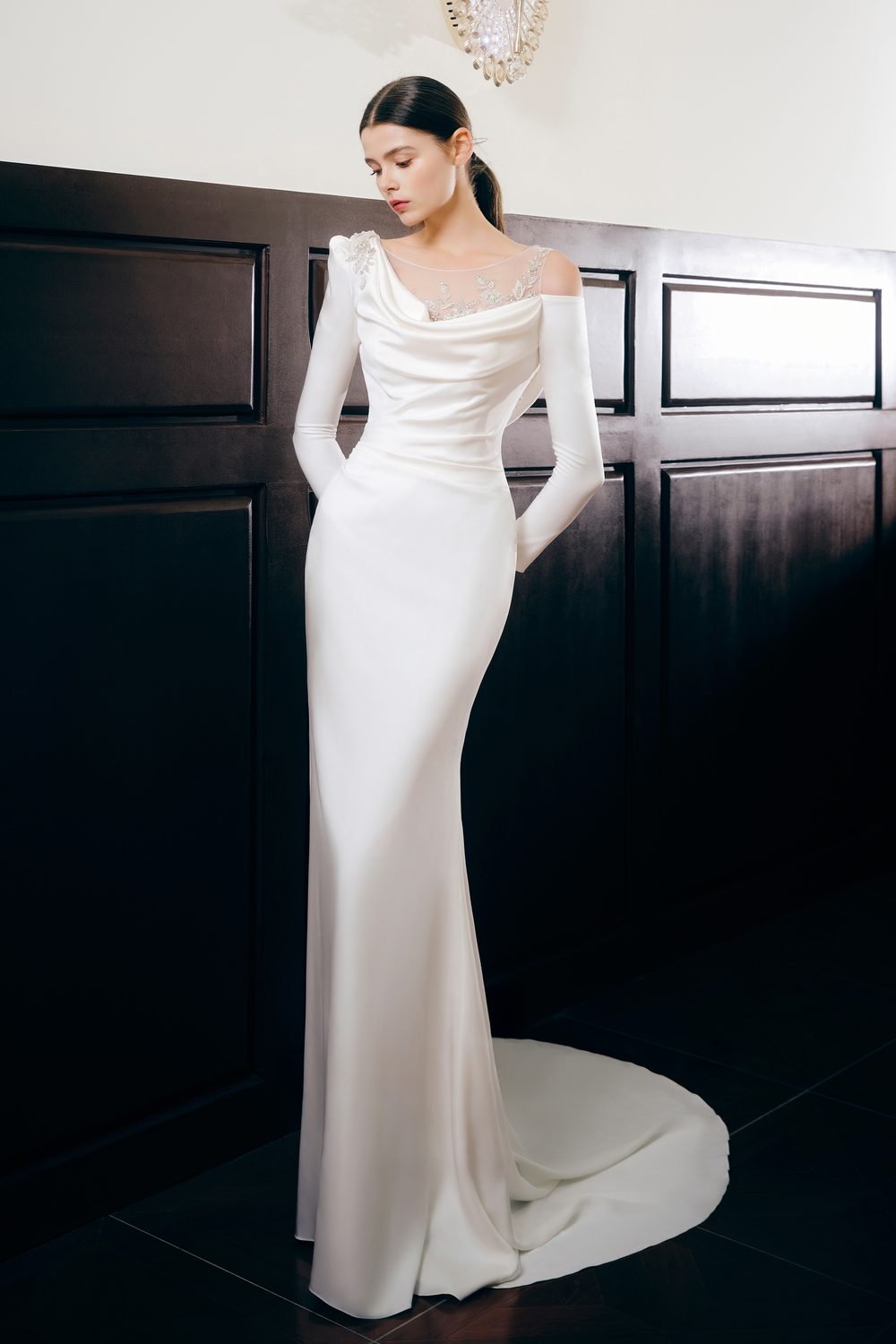 Robe de mariée sirène ou fourreau en satin, perles, dos nu et manches longues — Bella par Casablanca Bridal, showroom MADAMOON Paris 10e