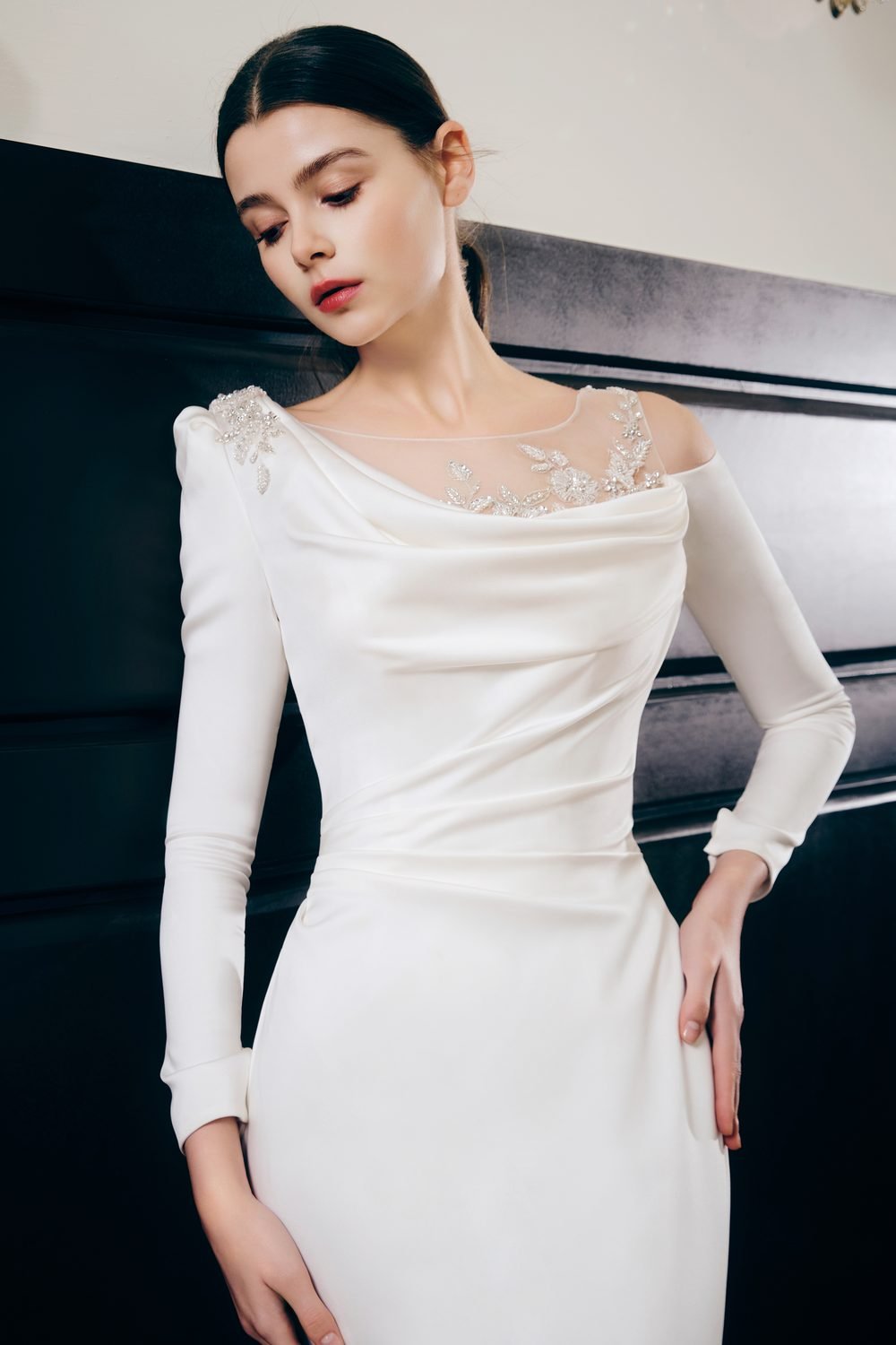 Robe de mariée sirène ou fourreau en satin, perles, dos nu et manches longues — Bella par Casablanca Bridal, vue 2, showroom MADAMOON Paris 10e