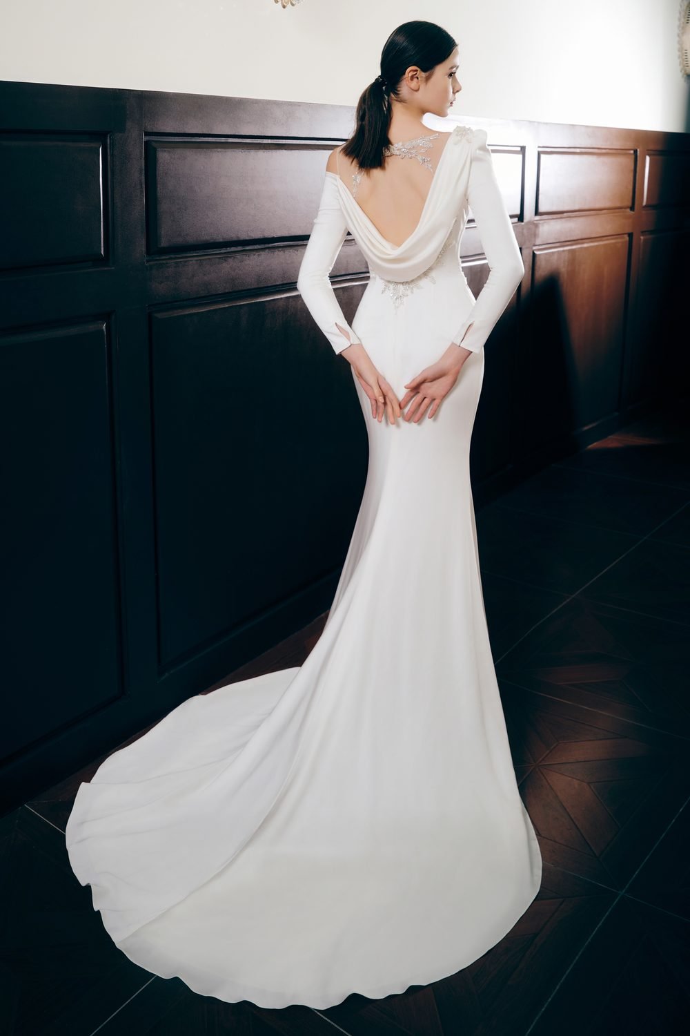 Robe de mariée sirène ou fourreau en satin, perles, dos nu et manches longues — Bella par Casablanca Bridal, vue 3, showroom MADAMOON Paris 10e