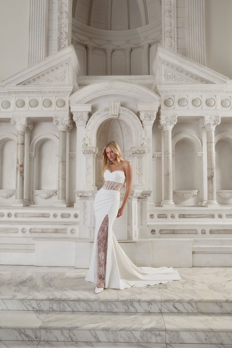Robe de mariée sirène, satin mat et dentelle de Chantilly — Charlize par Casablanca Bridal, showroom MADAMOON Paris 10e