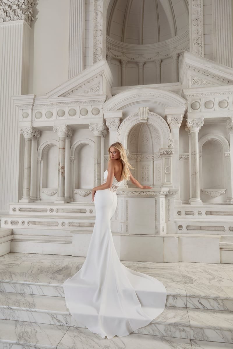 Robe de mariée sirène, satin mat et dentelle de Chantilly — Charlize par Casablanca Bridal, vue 2, showroom MADAMOON Paris 10e
