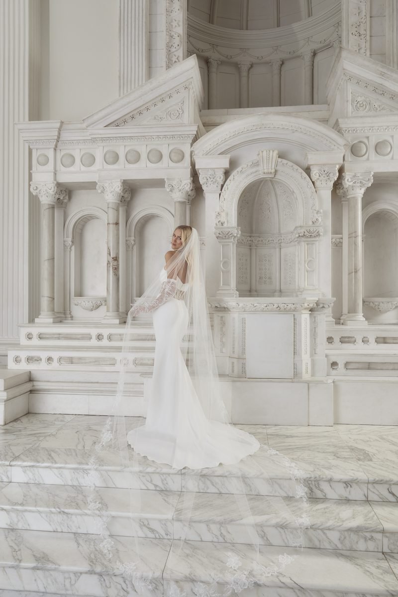 Robe de mariée sirène, satin mat et dentelle de Chantilly — Charlize par Casablanca Bridal, vue 8, showroom MADAMOON Paris 10e