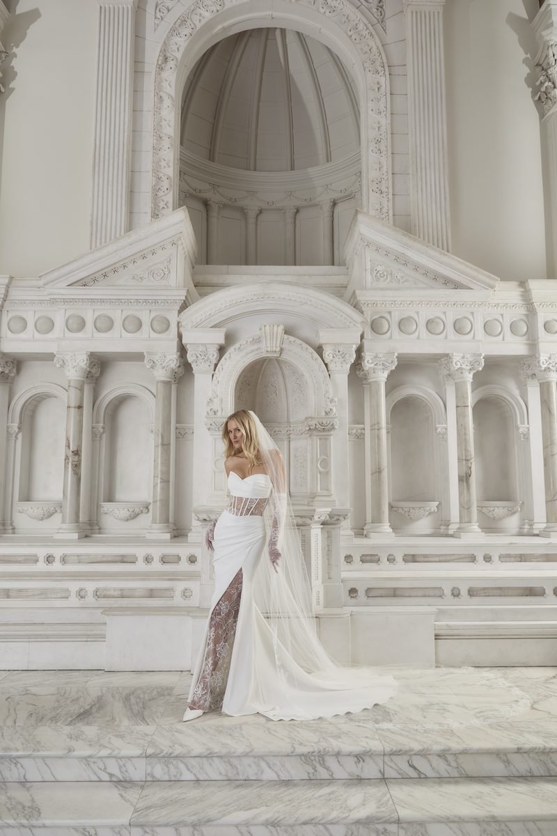 Robe de mariée sirène, satin mat et dentelle de Chantilly — Charlize par Casablanca Bridal, vue 9, showroom MADAMOON Paris 10e