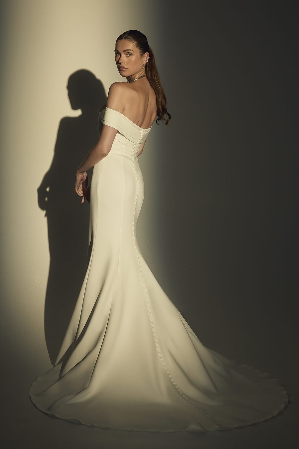 Robe de mariée sirène, moderne et minimaliste — Enid par Casablanca Bridal, vue 3, showroom MADAMOON Paris 10e